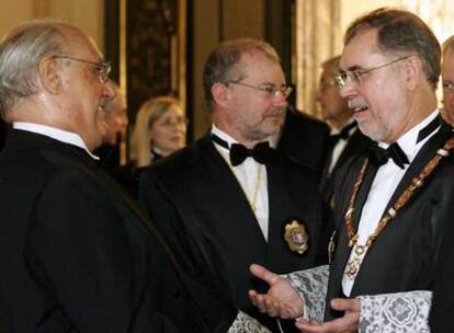 El presidente del Consejo del Poder Judicial, Francisco Hernando (izquierda) charla con el ministro de Justicia, Mariano Fernández Bermejo.