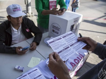 Una mesa de la consulta sobre el aeropuerto en Tijuana, Baja California.