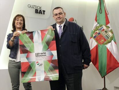La secretaria de la ejecutiva del PNV, Pilar García Salazar, y el responsable del Área Institucional, Koldo Mediavilla, presentan el Alderdi Eguna.