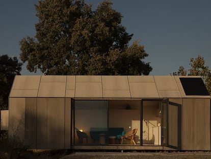 La casa móvil ÁPH80 es una vivienda sostenible diseñada por Camino Alonso, directora creativa del estudio de arquitectura Ábaton. Tiene 27 metros cuadrados, está construida en madera de abeto, lleva placa solar incorporada y se puede trasladar en un camión normal. 