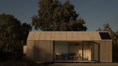 La casa móvil ÁPH80 es una vivienda sostenible diseñada por Camino Alonso, directora creativa del estudio de arquitectura Ábaton. Tiene 27 metros cuadrados, está construida en madera de abeto, lleva placa solar incorporada y se puede trasladar en un camión normal. 