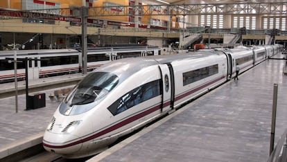 Un Ave en la estación de Zaragoza.