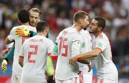 Los jugadores de la selección se felicitan después de ganar el partido.