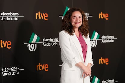 La candidata de Por Andalucía, Inmaculada Nieto, llega al primer debate electoral de cara a las elecciones legislativas andaluzas que tiene lugar este lunes en Sevilla. "Creemos que hay que contratar más personal sanitario. Hay que reforzar la salud mental y reducir la dependencia de los conciertos con clínicas privadas", ha señalado la candidata de la coalición izquierdista Por Andalucía. "Hay que reducir las ratios por clase", ha defendido. 
