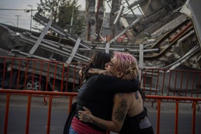 Dos mujeres lloran la muerte de una amiga tras el derrumbe en la Línea 12 del metro en Ciudad de México