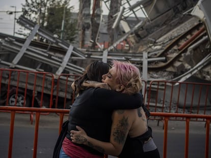 Dos mujeres lloran la perdida de una amiga frente al sitio donde ocurrió el accidente de la linea 12 del metro en Ciudad de México el día 08 de mayo de 2021.