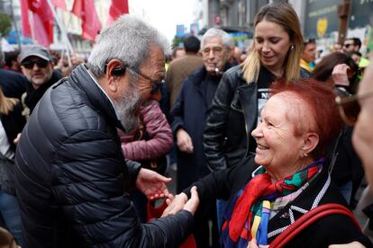 El exsecretario general de UGT, Cándido Méndez (izquierda), saluda a una manifestante durante la marcha del 1 de Mayo por el centro de Madrid. 