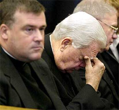 El cardenal Bernard Law, en el centro, en un juicio por los abusos sexuales a menores de un sacerdote.