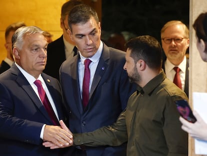 Viktor Orbán da la mano a Volodímir Zelenski ante Pedro Sánchez, este jueves en Granada.