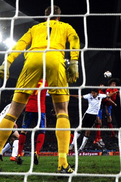 Puyol cabecea el gol de España a Alemania.