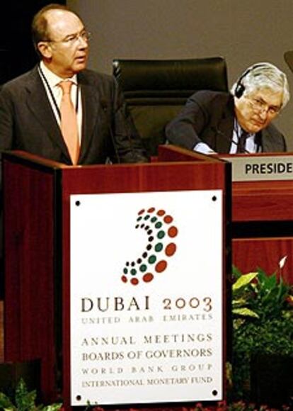 Rato (de pie) y el presidente del Banco Mundial, James Wolfensohn, ayer.
/ EFE