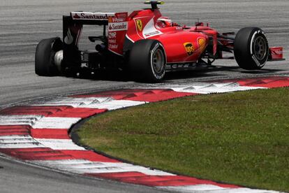 Momento del pinchazo de la rueda trasera izquierda del Ferrari de Kimi Raikkonen