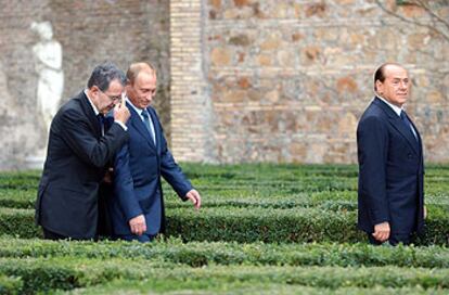 El presidente de la Comisión Europea, Romano Prodi (izquierda); el presidente ruso Vladímir Putin (centro), y Silvio Berlusconi, ayer en Roma.