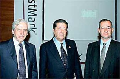 Federico Mayor, presidente de FirstMark, con sus primeros ejecutivos, José Fernández (izda.) y Luis Rodríguez.