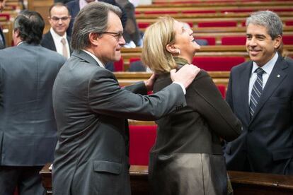 Artur Mas, Núria de Gispert i Francesc Homs, antes de empezar el pleno del Parlament.