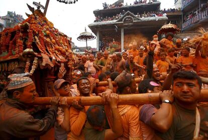 Una multitud de ciudadanos baila y canta al ritmo de la música tradicional durante la celebración del Festival Bisket Jatra en Bahktapur (Nepal). Esta fiesta conmemora la llegada del año 2071 según el calendario nepalés y celebra la paz y la armonía en el país.