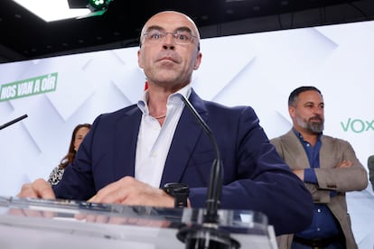El cabeza de lista de Vox al Parlamento Europeo, Jorge Buxadé, junto al líder del partido, Santiago Abascal, durante su comparecencia para valorar los resultados de las elecciones europeas.
