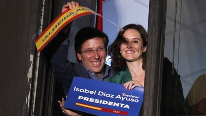José Luis Martínez-Almeida e Isabel Díaz Ayuso celebran los resultados en la sede de Génova.