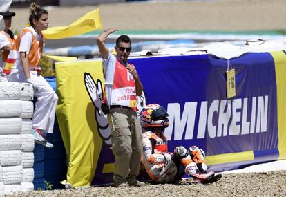 Pedrosa, justo después de la caída, en el circuito de Jerez. 