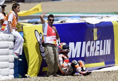 Pedrosa, justo después de la caída, en el circuito de Jerez.