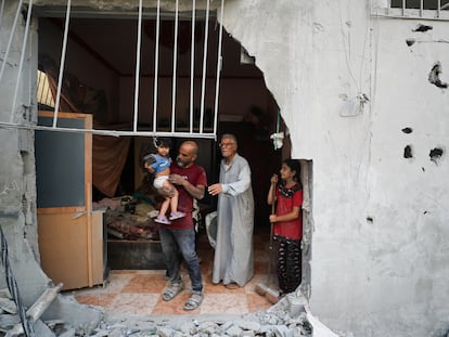 Un grupos de palestinos contempla los destrozos provocados por un bombardeo israelí en Ciudad de Gaza este viernes.