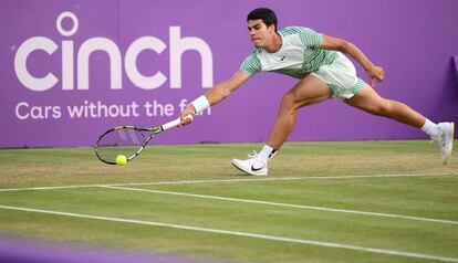 Alcaraz intenta devolver la pelota ante Dimitrov.