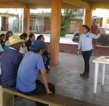 Maribel Gallardo explica a sus vecinos los impactos de la covid-19.