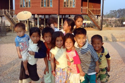 Niños de desplazados juegan frente a su nuevo hogar.