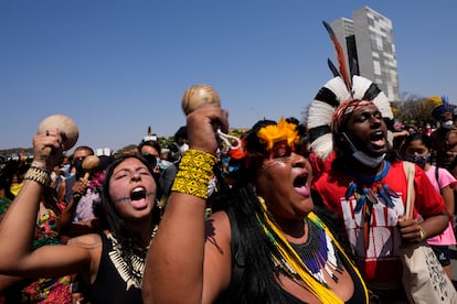 Manifestantes indígenas gritan "Fuera Bolsonaro", en referencia al presidente Jair Bolsonaro, frente al Palacio de Planalto en Brasilia, Brasil, el pasado  27 de agosto.