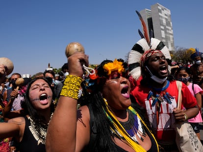 Manifestantes indígenas gritan "Fuera Bolsonaro", en referencia al presidente Jair Bolsonaro, frente al Palacio de Planalto en Brasilia, Brasil, el pasado  27 de agosto.