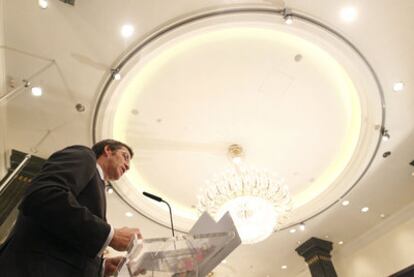 El presidente de la Xunta, Alberto Núñez Feijóo, en la conferencia que pronunció ayer en Madrid.