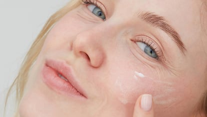 Artículo de EL PAÍS Escaparate sobre una crema hidratante para el acné de Neutrogena que acaba con los granos.