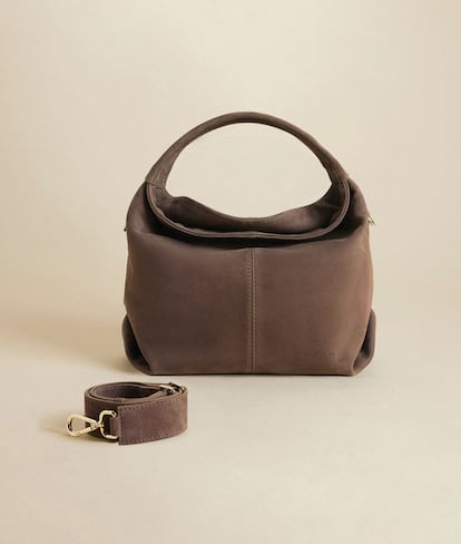 El bolso de ante del momento: Mini Gala Nubuck bag, de Manu Atelier, 535. El ante es la tendencia dominante del oto?o/invierno 2024 y Swift ha cado en ella con este dise?o de Manu Atelier, una marca dedicada a la artesana con precios por debajo de los 1.000 dlares. El modelo es muy verstil, ya que se puede llevar como bolso de mano, hombro o bandolera, y tiene el tama?o perfecto para poder llevar todas las cosas del da a da sin resultar un dise?o demasiado voluminoso.