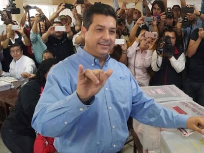 El candidato del PAN a Tamaulipas, Francisco García Cabeza de Vaca, vota el domingo.