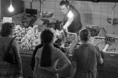 Una frutería en el mercado de la Cebada (Madrid), en 1978.