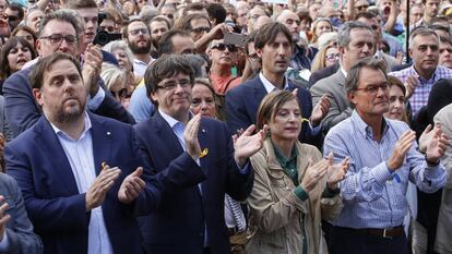 Manifestaci&oacute;n convocada en Barcelona por la Taula per la Democracia pidiendo la libertad de Jordi S&aacute;nchez y Jordi Cuixart.