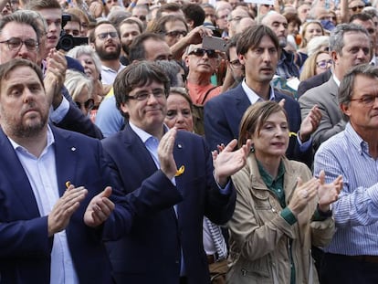 Manifestación convocada en Barcelona por la Taula per la Democracia pidiendo la libertad de Jordi Sánchez y Jordi Cuixart.