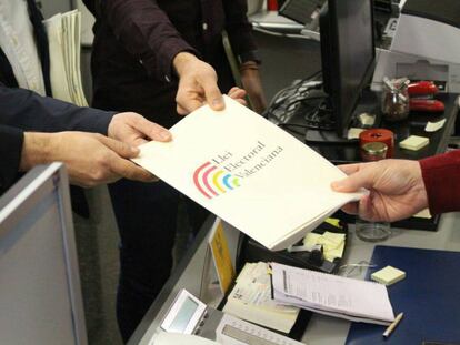 Entrega de la proposición de ley electoral valenciana presentada este miércoles.