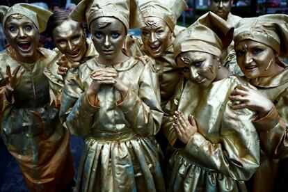 Miembros de un grupo callejero, durante un desfile de Halloween por las calles de Galway (Irlanda). 