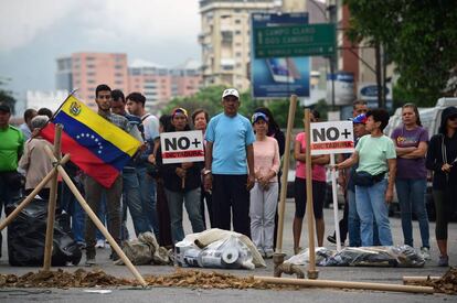 Opositores bloqueiam uma rua em Caracas nesta terça-feira.