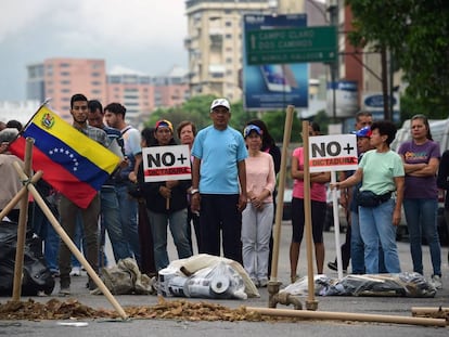 Opositores bloqueiam uma rua em Caracas nesta terça-feira.