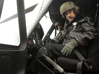 Sebastián Piñera, entonces presidente, se prepara para despegar un helicóptero, en 2010.