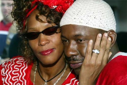 Whitney Houston y Bobby Brown, en una foto de archivo tomada en Jerusalén en 2003.