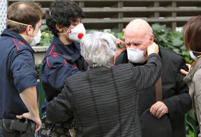 Una emanación de un producto tóxico ha provocado esta mañana el desalojo del centro de talasoterapia La Perla, en San Sebastián. Una docena de personas han sido atend¡das por los servicios de urgencia.