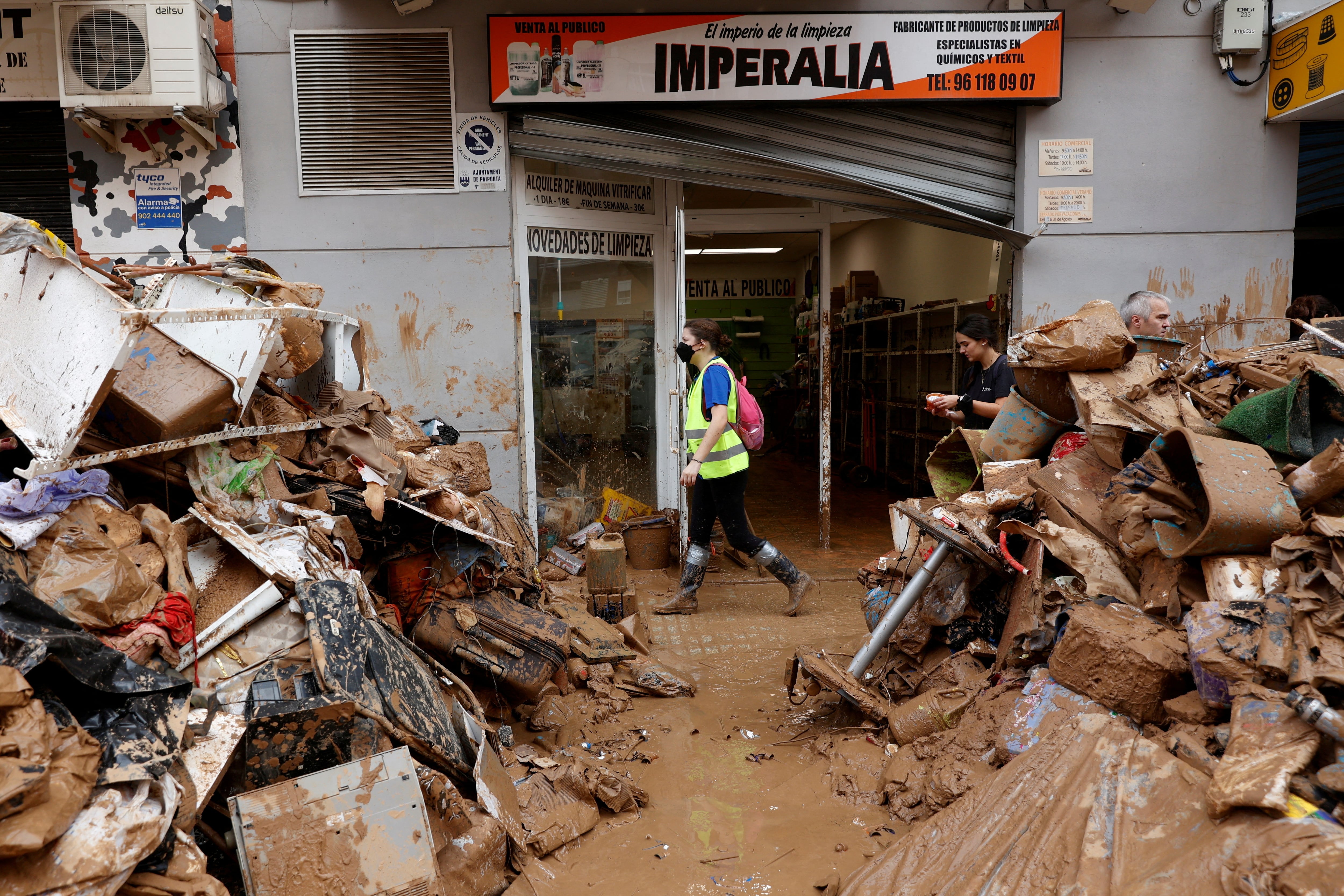 Una mujer camina por una calle de Paiporta, en Valencia.