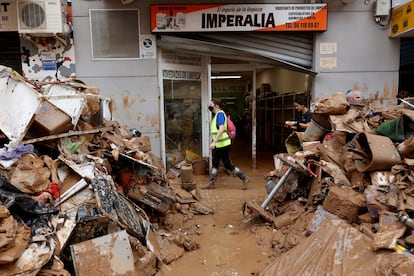 Un negocio afectado por la dana, este lunes en Paiporta.