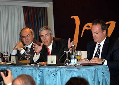 Leopoldo Fernández Pujals (centro), junto a Massimo Prelz (izquierda) y Roberto de Diego, de Jazztel.