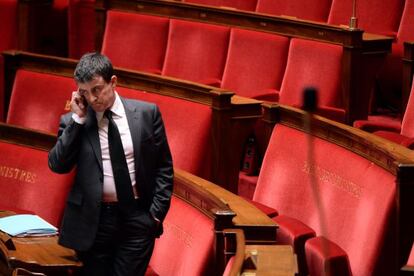 El ministro del Interior franc&eacute;s, Manuel Valls, habla por tel&eacute;fono antes de una sesi&oacute;n de control al Gobierno en la Asamblea, el mi&eacute;rcoles pasado. 