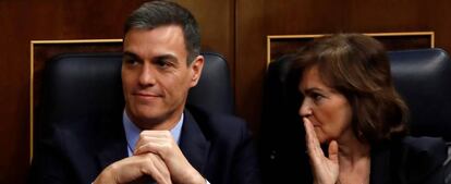 El presidente del Gobierno en funciones, Pedro Sánchez, y la vicepresidenta en funciones, Carmen Calvo. 