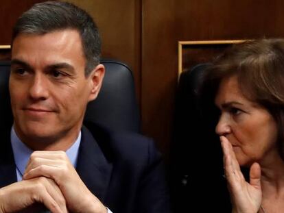 El presidente del Gobierno en funciones, Pedro Sánchez, y la vicepresidenta en funciones, Carmen Calvo. 